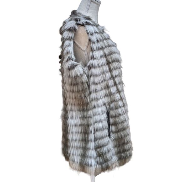 LIKE NEW VIA SPIGA Women's Faux Fur Zip Up Vest Faux Leather Trim Size L - Picture 3 of 11